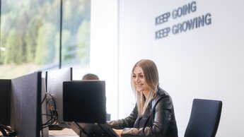 Mitarbeiterin sitzt im Büro vor dem Computer | © Johannes Radlwimmer