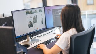 Mitarbeiterin sitzt im Büro vor dem Computer | © Johannes Radlwimmer