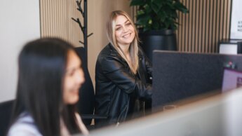 Zwei Mitarbeiterinnen arbeiten im Büro | © Johannes Radlwimmer