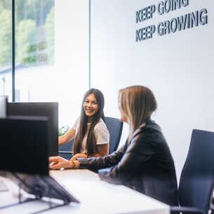 Zwei Mitarbeiterinnen arbeiten im Büro | © Johannes Radlwimmer