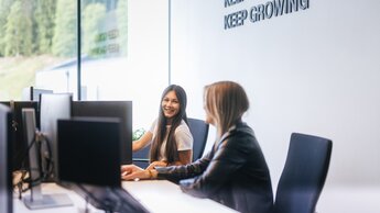 Zwei Mitarbeiterinnen arbeiten im Büro | © Johannes Radlwimmer