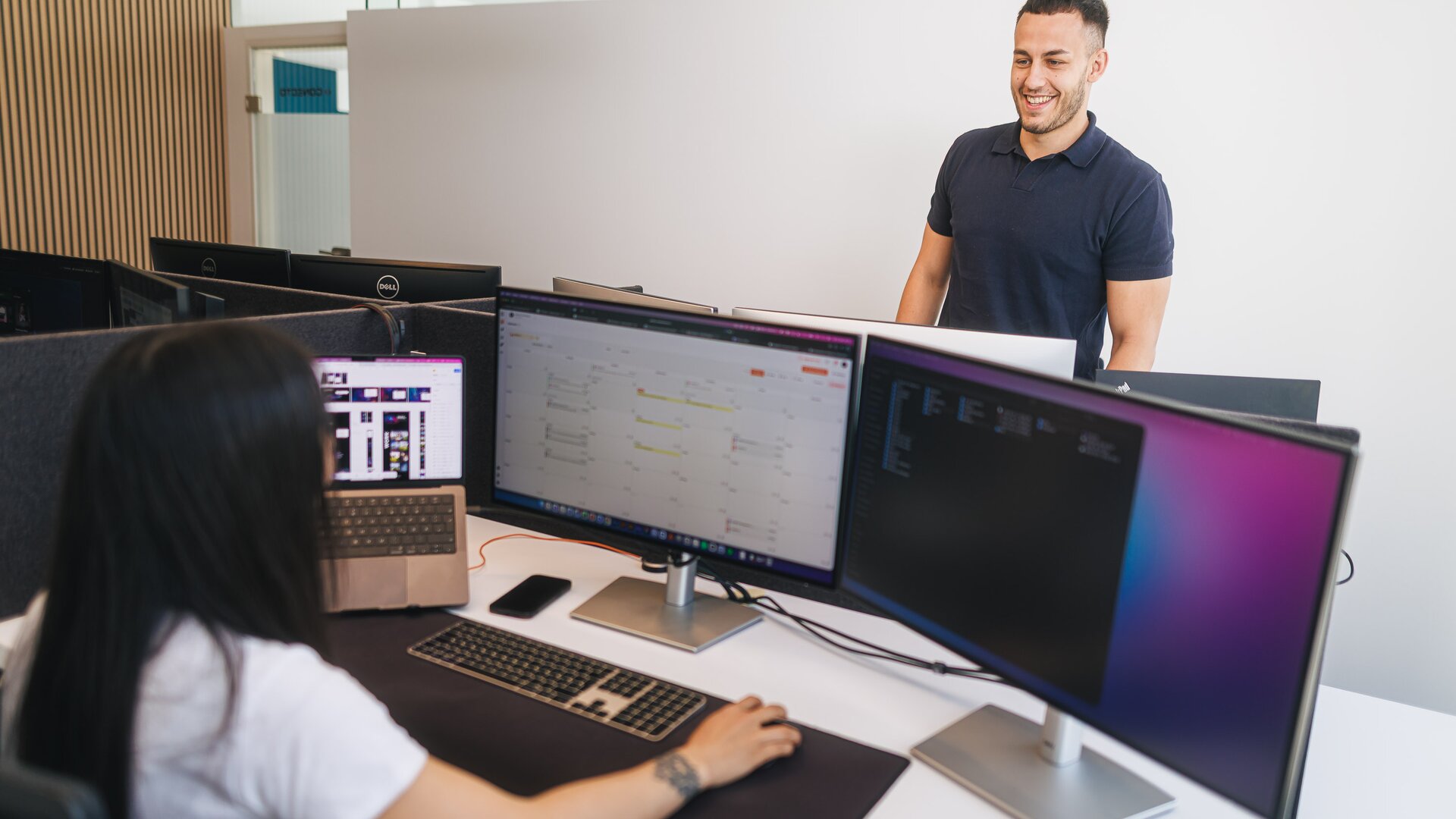 Mitarbeiter arbeiten im Büro | © Johannes Radlwimmer