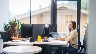 Zwei Mitarbeiterinen arbeiten im Büro | © Johannes Radlwimmer