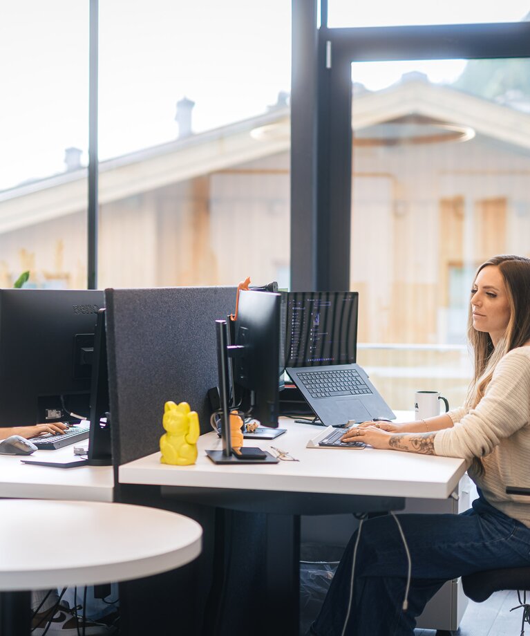 Zwei Mitarbeiterinen arbeiten im Büro | © Johannes Radlwimmer