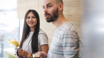 Zwei Mitarbeiter trinken eine Kaffee | © Johannes Radlwimmer