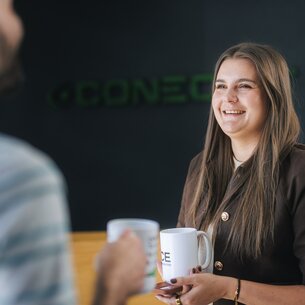 Zwei Mitarbeiter unterhalten sich bei einer Tasse Kaffee | © Johannes Radlwimmer