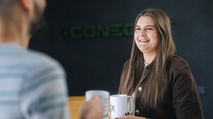 Zwei Mitarbeiter unterhalten sich bei einer Tasse Kaffee | © Johannes Radlwimmer