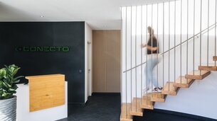 Mitarbeiterin geht die Treppe zum Eingangsbereich hinunter | © Johannes Radlwimmer