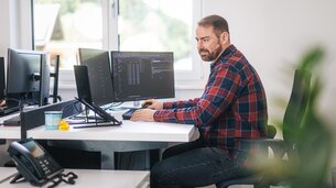 Mitarbeiter arbeitet im Büro | © Johannes Radlwimmer