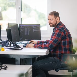 Mitarbeiter arbeitet im Büro | © Johannes Radlwimmer