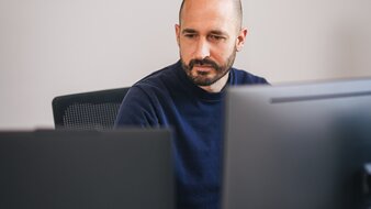 Mitarbeiter arbeitet im Büro | © Johannes Radlwimmer