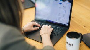 Arbeiten am Laptop | © Johannes Radlwimmer