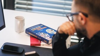 Chef sitzt an seinem Schreibtisch im Büro | © Johannes Radlwimmerr
